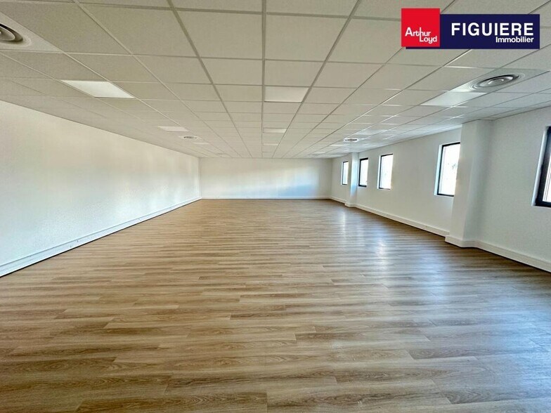 472 Route D'aix En Provence, Pertuis for lease - Building Photo - Image 3 of 12