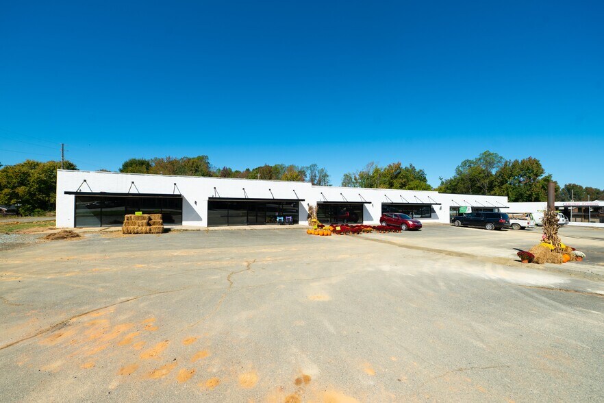 711-719 N Madison Blvd, Roxboro, NC à louer - Photo du bâtiment - Image 1 de 17