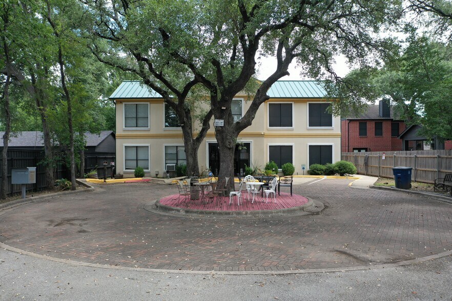 4005 Menchaca Rd. & 4004 Valley View Rd. portfolio of 2 properties for sale on LoopNet.ca - Building Photo - Image 1 of 8