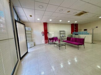 Plus de détails pour Multi-résidentiel à vendre