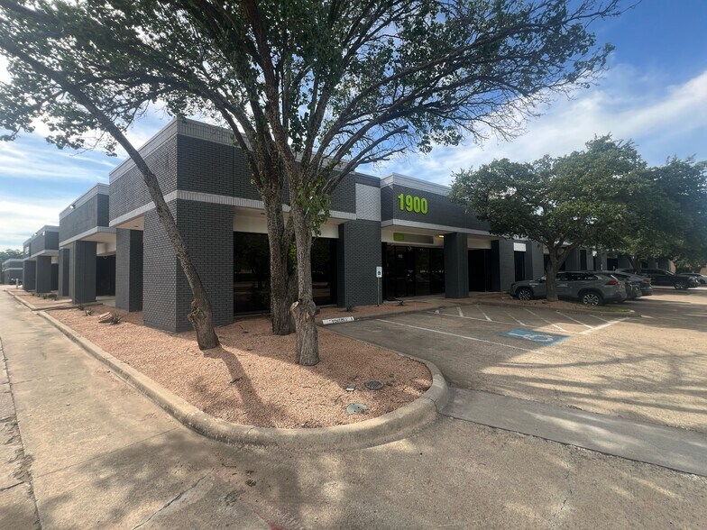 1900 Firman Dr, Richardson, TX à louer - Photo du bâtiment - Image 2 de 4