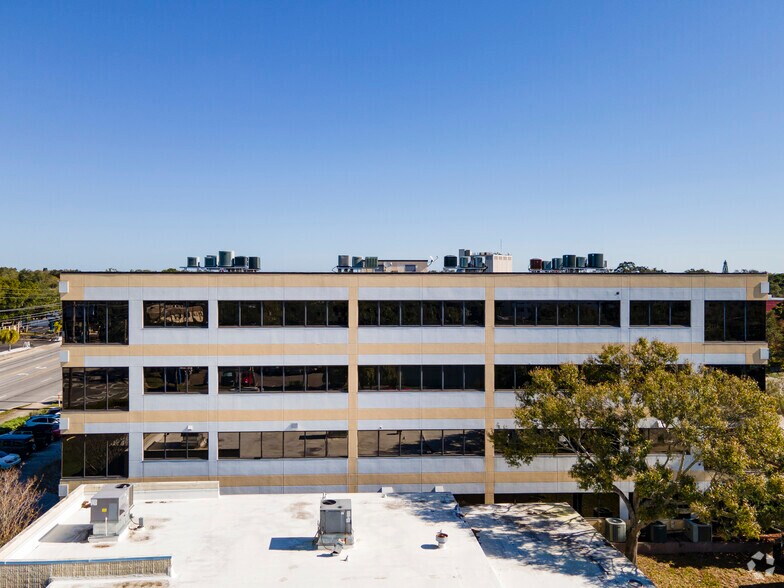 1345 W Bay Dr, Largo, FL à louer - Photo du bâtiment - Image 2 de 6