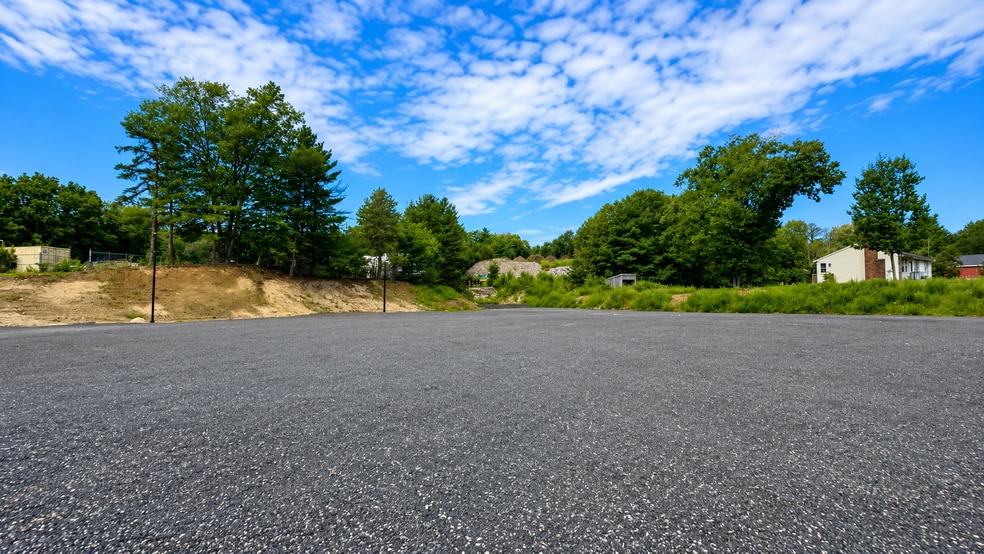 685 Quaker Hwy, Uxbridge, MA for sale - Building Photo - Image 3 of 8