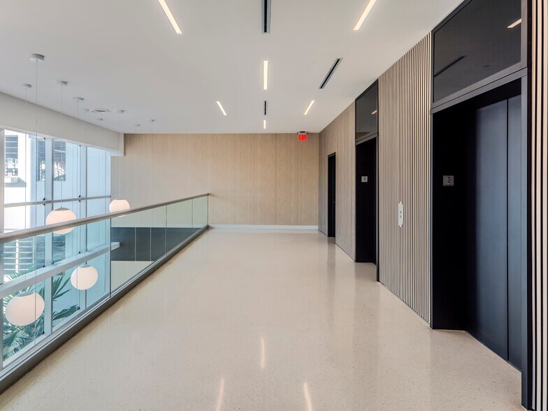 555 Washington Ave, Miami Beach, FL à louer - Photo du bâtiment - Image 2 de 35