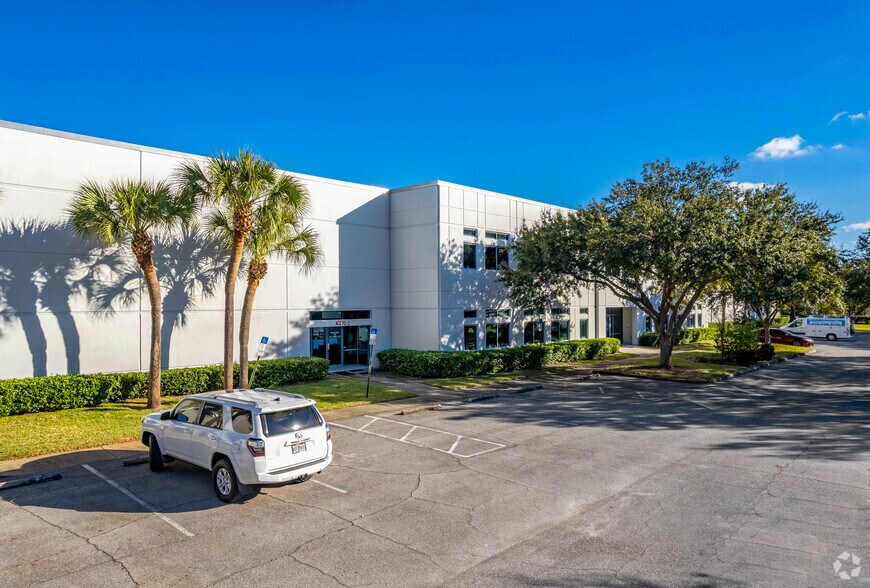 7337 Bryan Dairy Rd, Largo, FL à louer - Photo du bâtiment - Image 2 de 7
