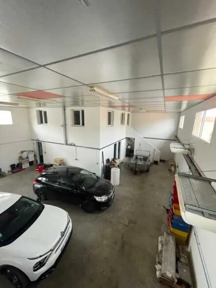 Office in Toussieu for lease - Interior Photo - Image 2 of 12