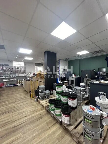 Retail in Saint-Fons for lease - Interior Photo - Image 2 of 2