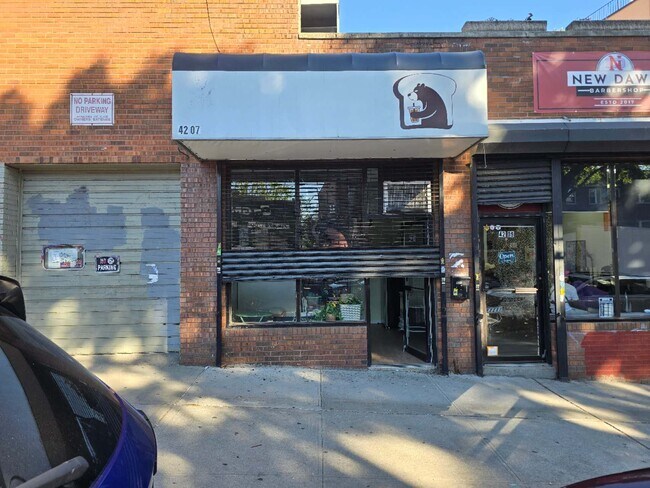 Plus de détails pour 6902 Woodside Ave, Woodside, NY - Commerce de détail à louer