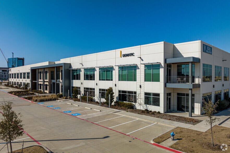 8261 Belleview Dr, Plano, TX à louer - Photo du bâtiment - Image 2 de 21