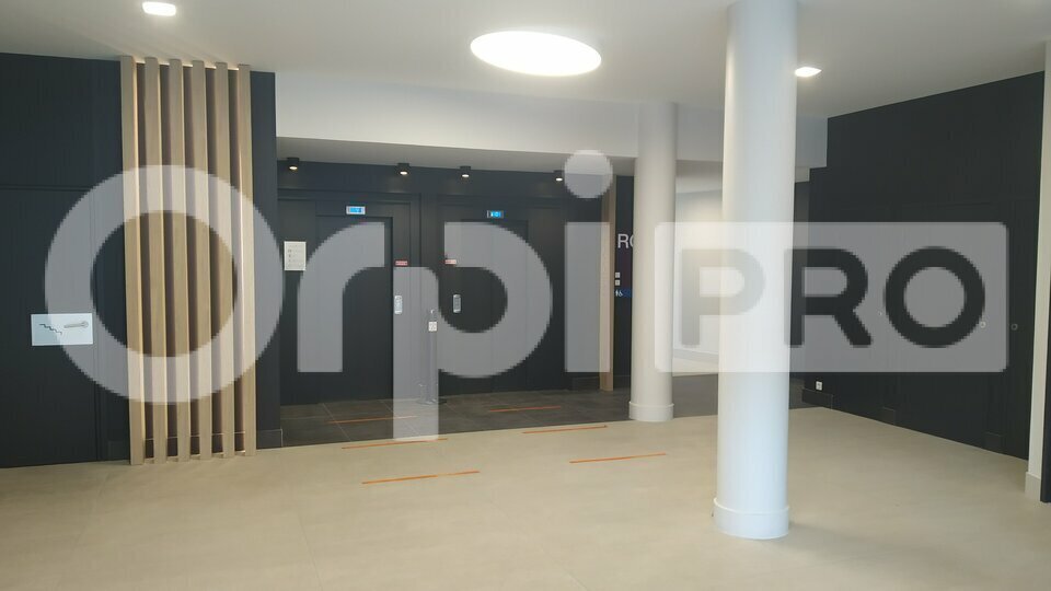 Bureau dans Reims à louer - Hall d’entrée - Image 2 de 6