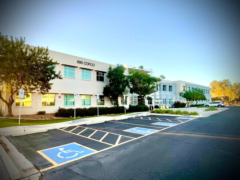 690 N Cofco Center Ct, Phoenix, AZ à louer - Photo du bâtiment - Image 1 de 11