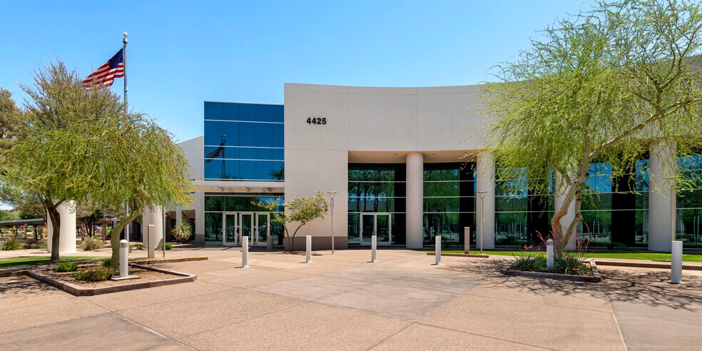 4425 E Cotton Center Blvd, Phoenix, AZ à louer - Photo du bâtiment - Image 2 de 6
