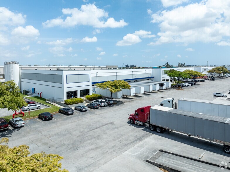 11825 NW 100th Rd, Medley, FL à louer - Photo du bâtiment - Image 2 de 16