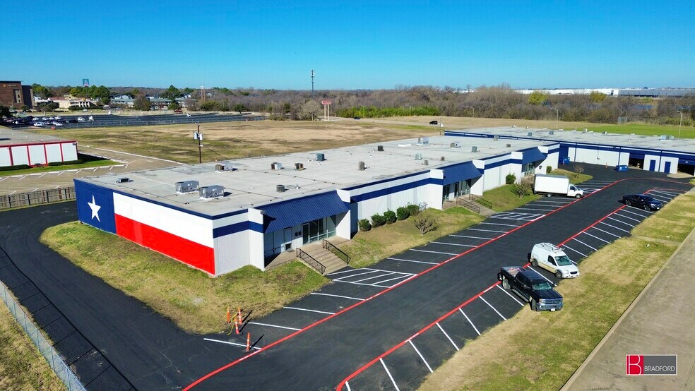 605 E Palace Pky, Grand Prairie, TX à louer - Photo du bâtiment - Image 2 de 6