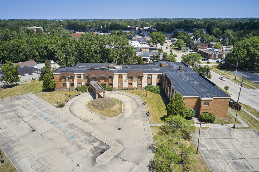 16231 Broadway Ave, Maple Heights, OH for lease - Building Photo - Image 1 of 18