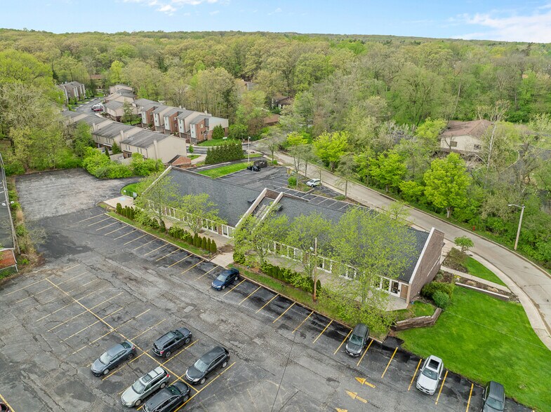 8180 Brecksville Rd, Brecksville, OH à louer - Photo du bâtiment - Image 3 de 28