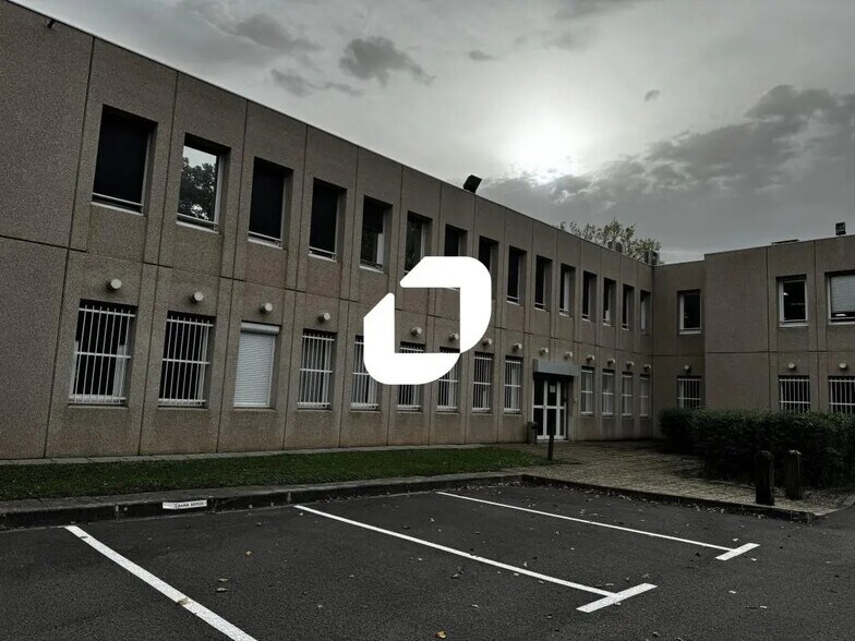 Office in Meylan for lease - Building Photo - Image 2 of 7