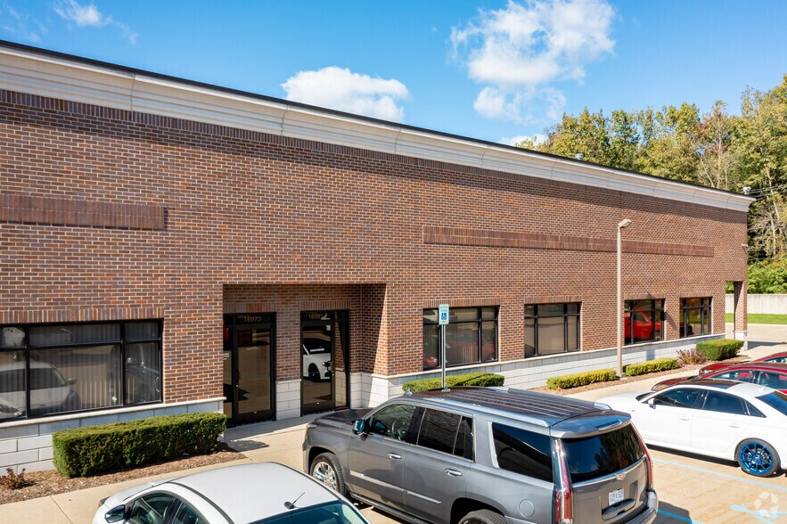 16049-16089 Leone Dr, Macomb Township, MI à louer - Photo du bâtiment - Image 2 de 7