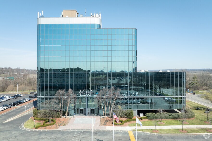 100 Challenger Rd, Ridgefield Park, NJ à louer - Photo du bâtiment - Image 3 de 8