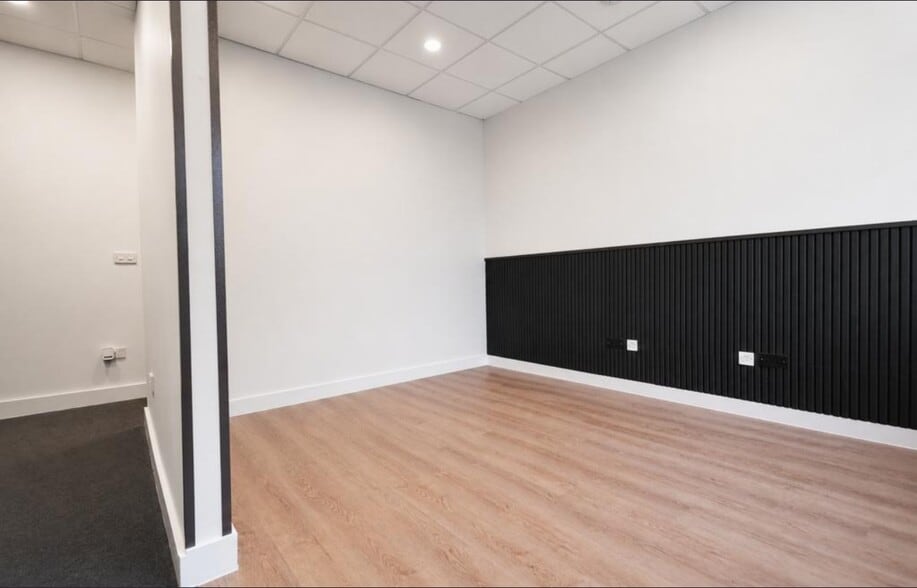 5 Castle Mews, London for sale - Interior Photo - Image 3 of 8