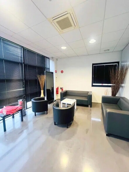 Flex in Élancourt for lease - Building Photo - Image 3 of 8