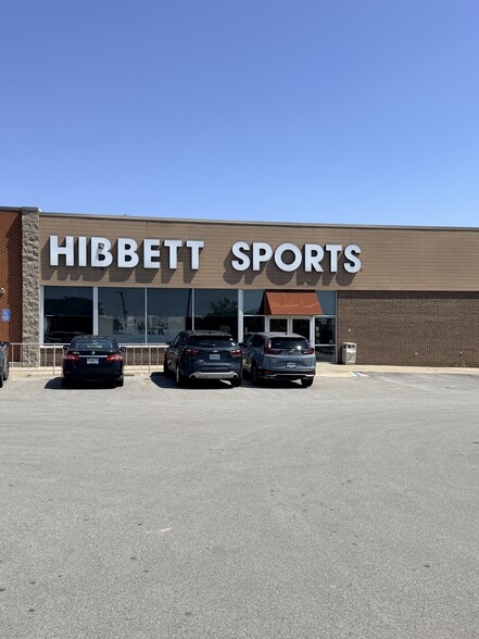 895-975 W College St, Marshall, MO for lease - Building Photo - Image 2 of 6