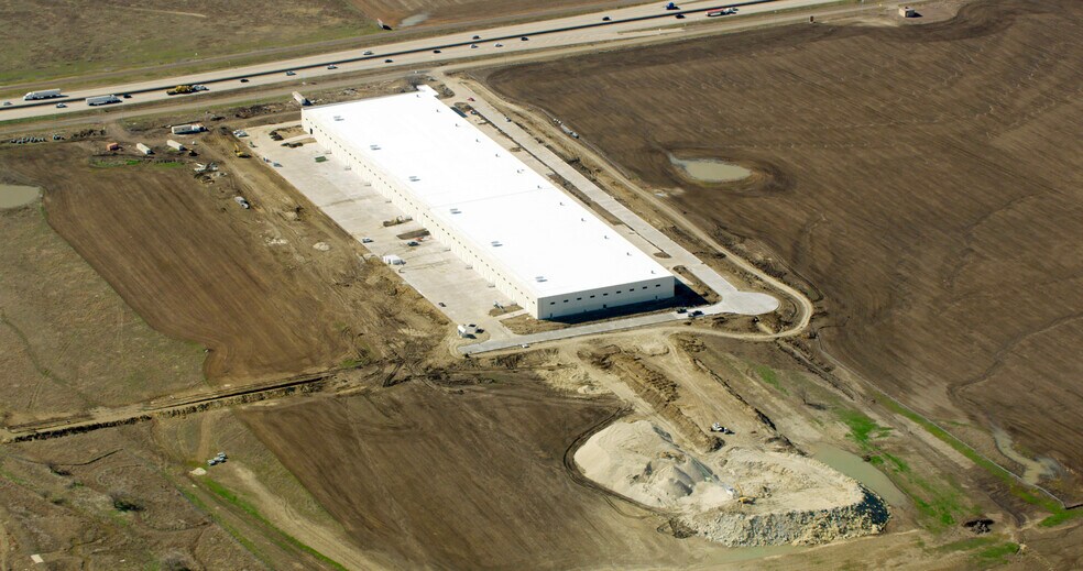 611 N Stemmons Fwy, Sanger, TX à louer - Photo du bâtiment - Image 3 de 24