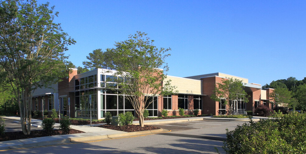 106 Pinedale Springs Way, Cary, NC à louer - Photo du bâtiment - Image 1 de 12