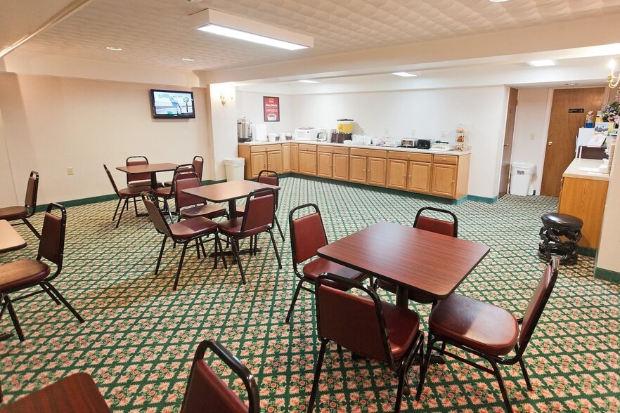 439 Canada St, Lake George, NY for sale - Interior Photo - Image 3 of 14