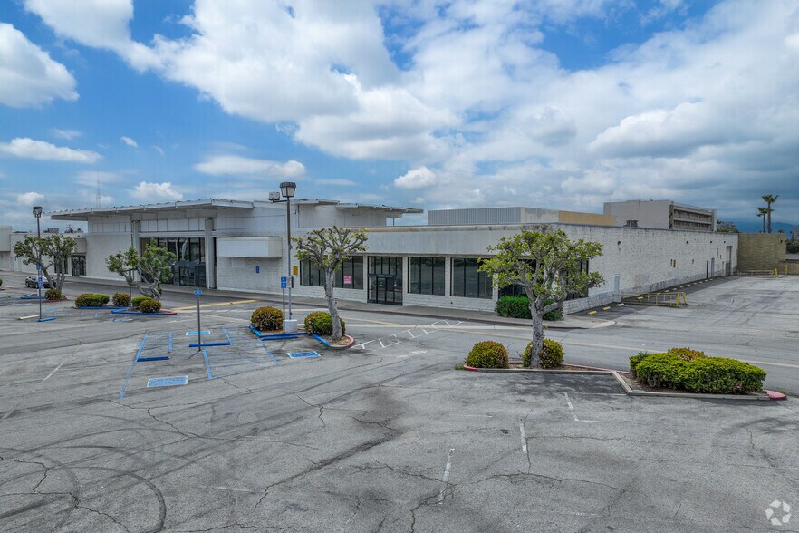 1750-2050 N Grand Ave, Santa Ana, CA à louer - Photo du bâtiment - Image 2 de 7
