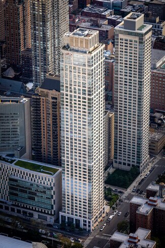 Plus de détails pour 51 Amsterdam Ave, New York, NY - Commerce de détail à louer