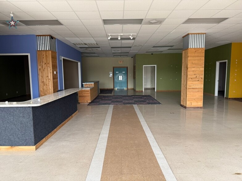 501 N Ed Carey Dr, Harlingen, TX for lease - Interior Photo - Image 3 of 6