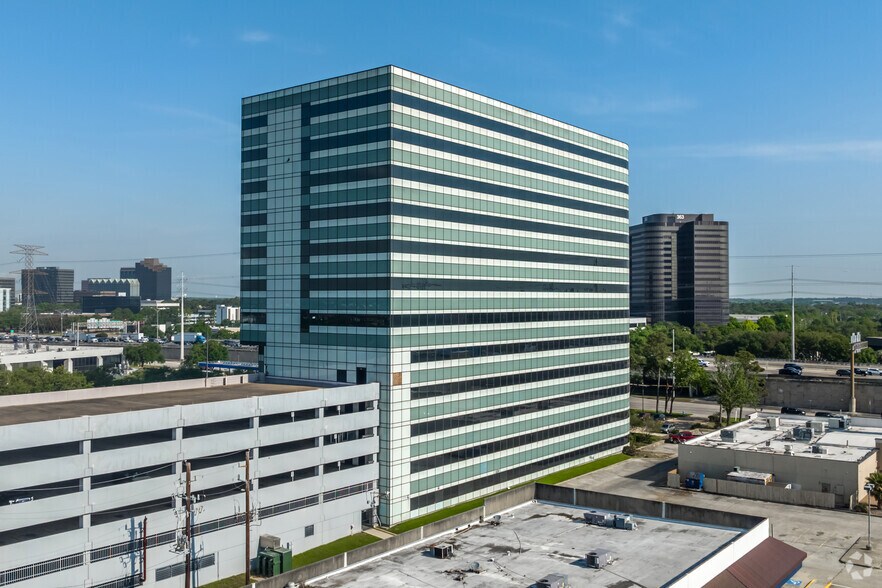 400 N Sam Houston Pky E, Houston, TX à louer - Photo du bâtiment - Image 3 de 26