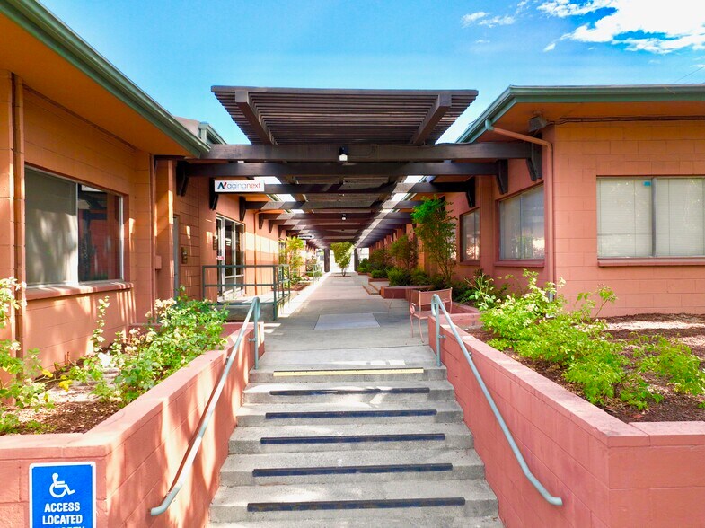 141 Spring St, Claremont, CA à louer - Photo du bâtiment - Image 2 de 19