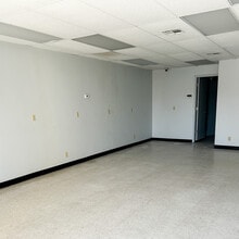 400 S Elm Plz, Broken Arrow, OK for lease Interior Photo- Image 1 of 3