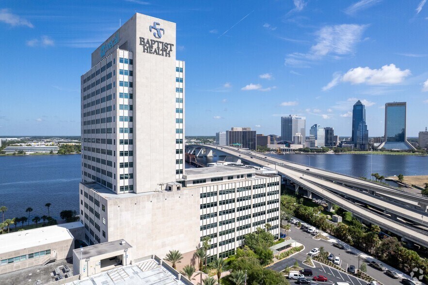 841 Prudential Dr, Jacksonville, FL à louer - Photo du bâtiment - Image 2 de 8