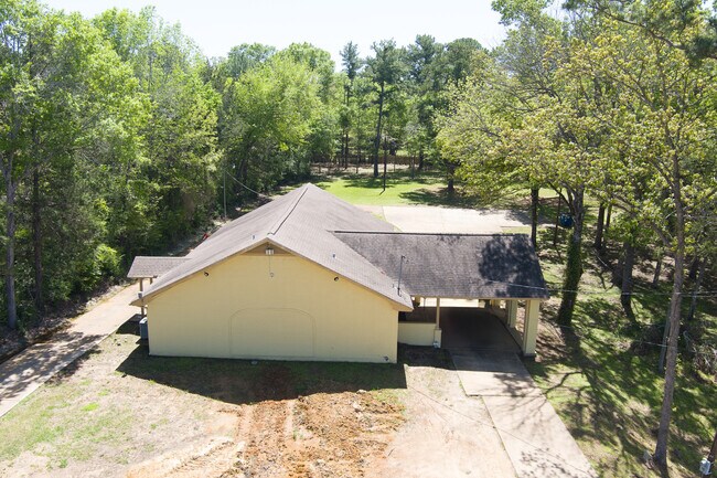 Plus de détails pour 120 NW 304 Loop, Crockett, TX - Commerce de détail à vendre