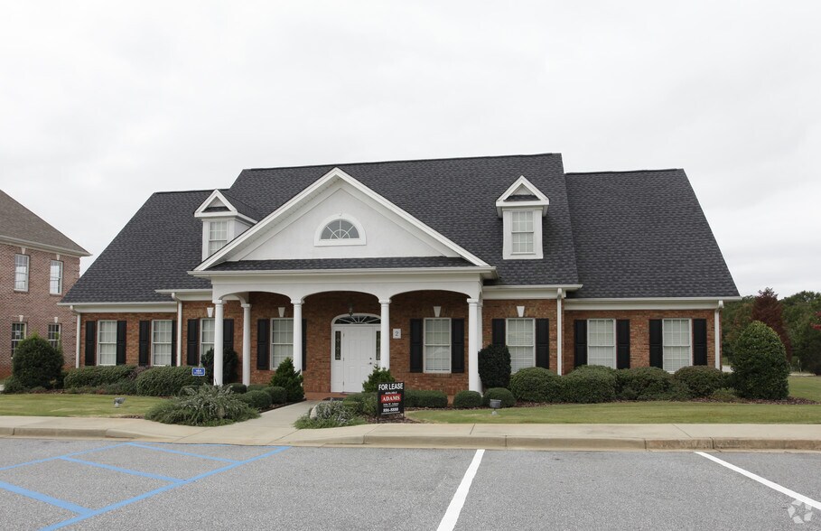 2 Leas Courtyard Dr, Seneca, SC à vendre - Photo du bâtiment - Image 2 de 14