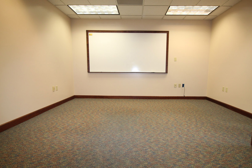 8310 Clinton Park Dr, Fort Wayne, IN for lease - Interior Photo - Image 2 of 8