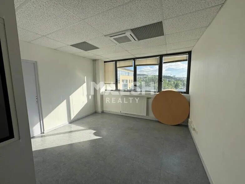 Office in Saint-Étienne for lease - Interior Photo - Image 2 of 6