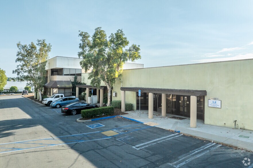 15520 Rockfield Blvd, Irvine, CA à louer - Photo du bâtiment - Image 3 de 5