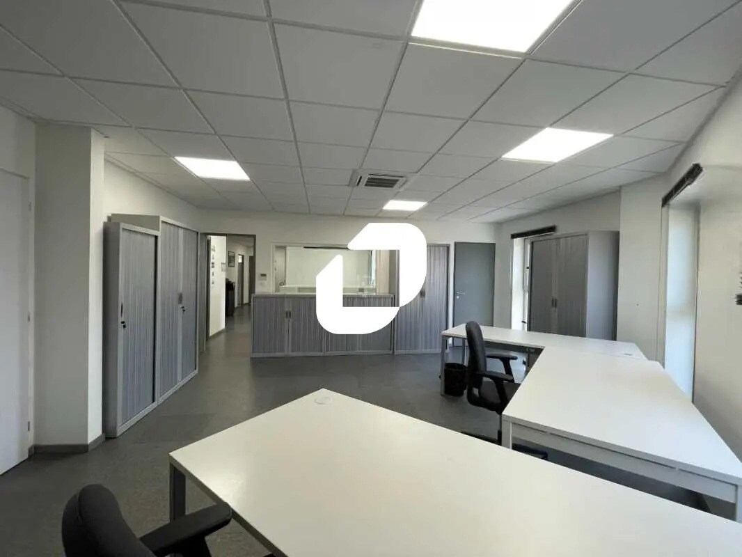 Office in Saint-Jean-d'Illac for lease Interior Photo- Image 1 of 9