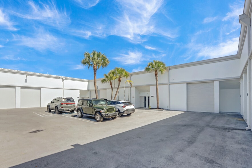 6950-6964 SW 47th St, Miami, FL à louer - Photo du bâtiment - Image 2 de 6