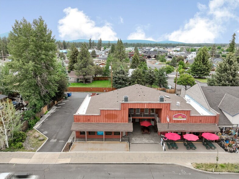 220 W Cascade Ave, Sisters, OR à louer - Photo du bâtiment - Image 3 de 29