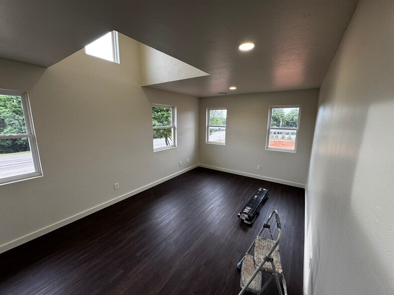 8121 N Eastern Ave, Oklahoma City, OK for lease - Interior Photo - Image 3 of 12