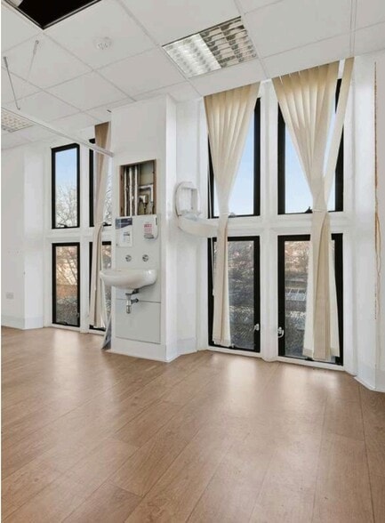 9 Independents Rd, London for sale - Interior Photo - Image 3 of 14