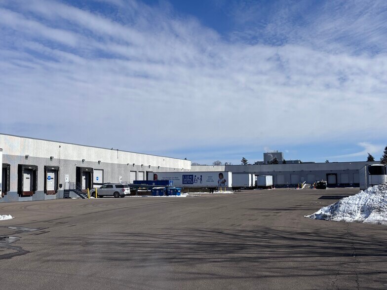 980 Lone Oak Rd, Eagan, MN à louer - Photo du bâtiment - Image 2 de 11