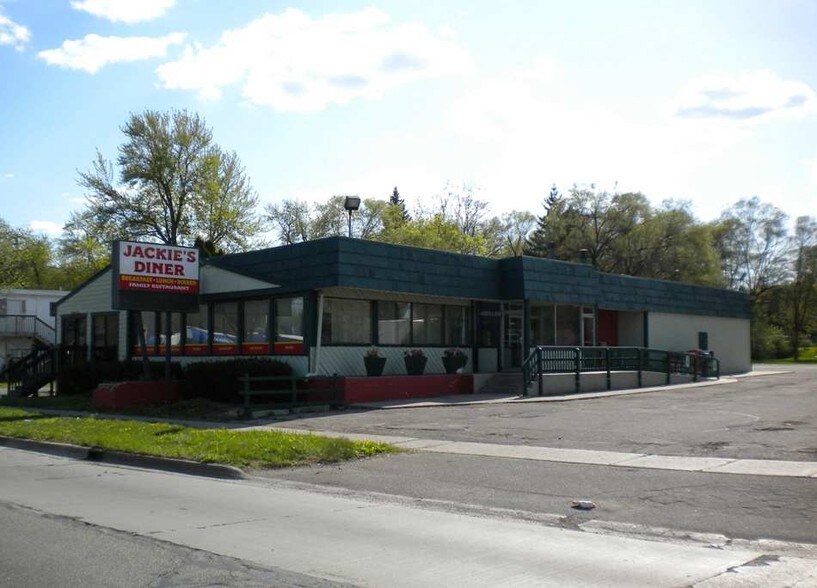 3812 S Martin Luther King Jr Blvd, Lansing, MI à louer - Photo du bâtiment - Image 2 de 14