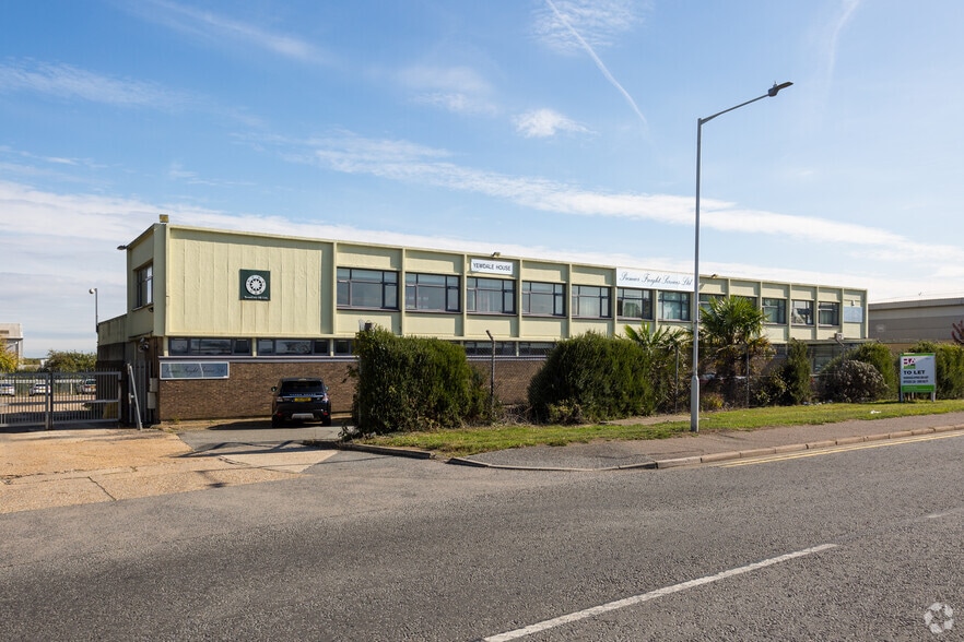 Honywood Rd, Basildon for lease - Primary Photo - Image 1 of 5