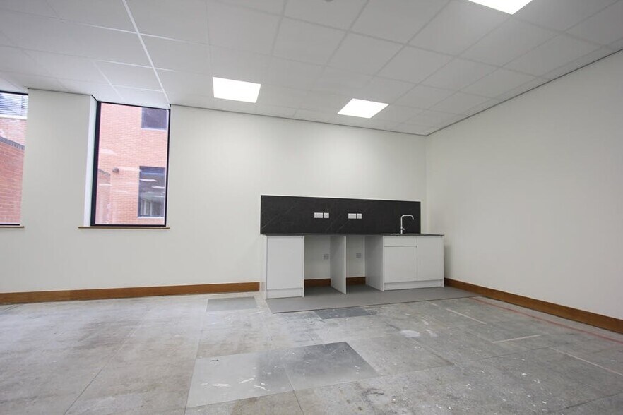Parkway, Fareham for lease - Interior Photo - Image 3 of 8
